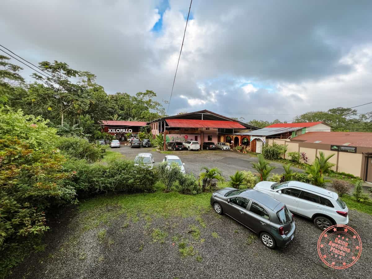 hotel xilopalo arenal entrance and parking