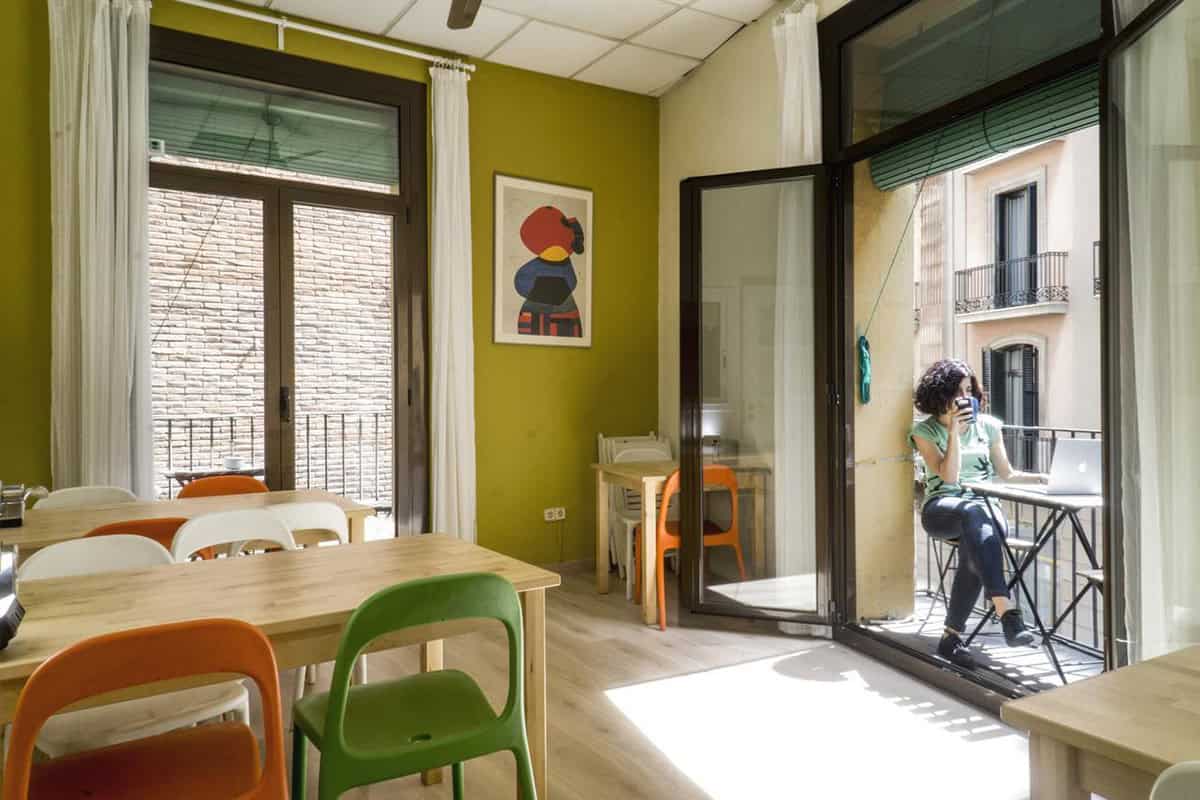 itaca hostel lounge space