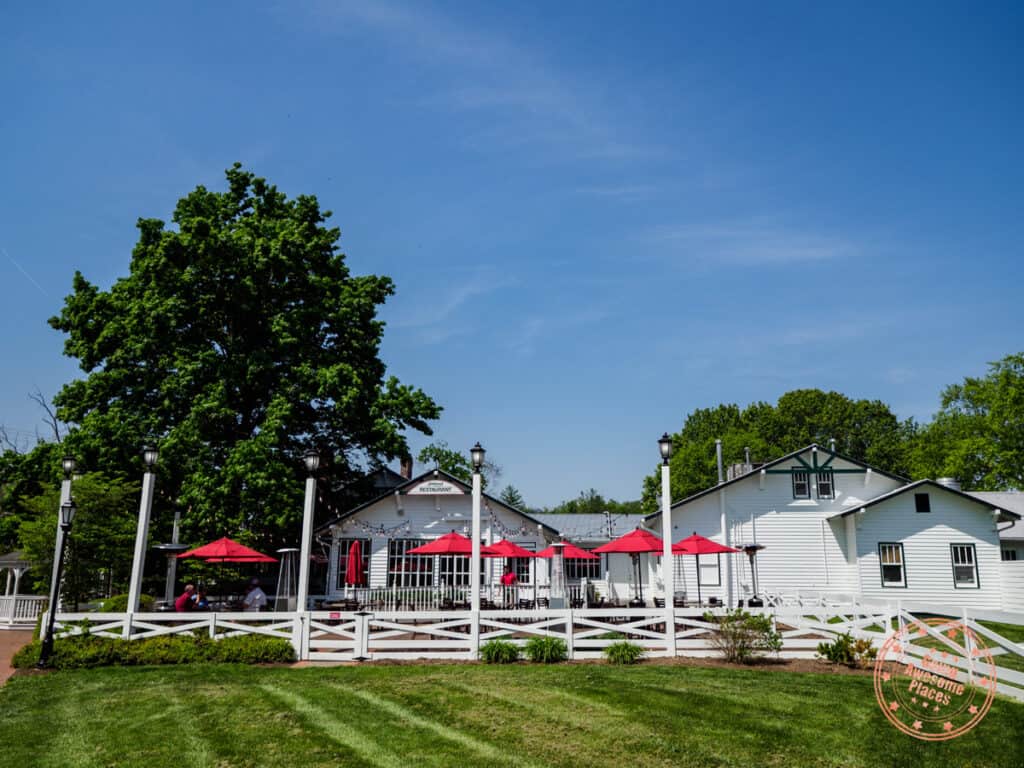 applewood farmhouse restaurant outdoor patio in sevierville