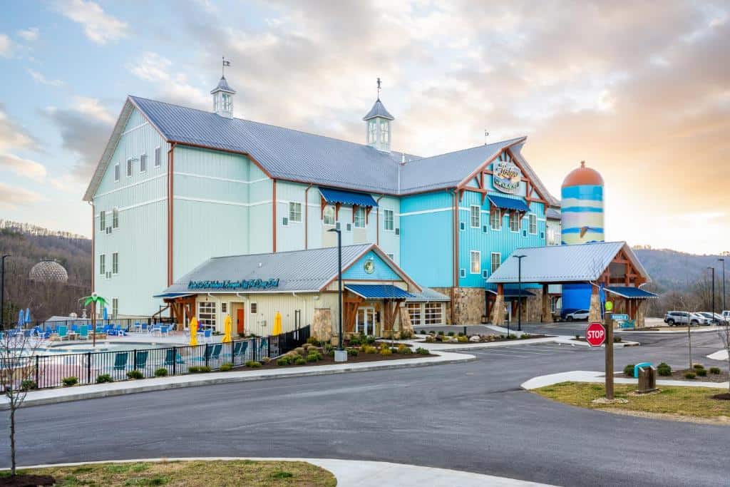camp margaritaville pigeon forge tennessee places to stay in the smoky mountains
