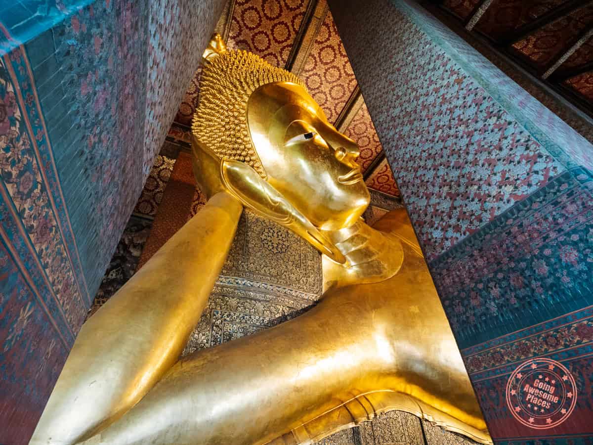 wat pho reclining buddha between pillars