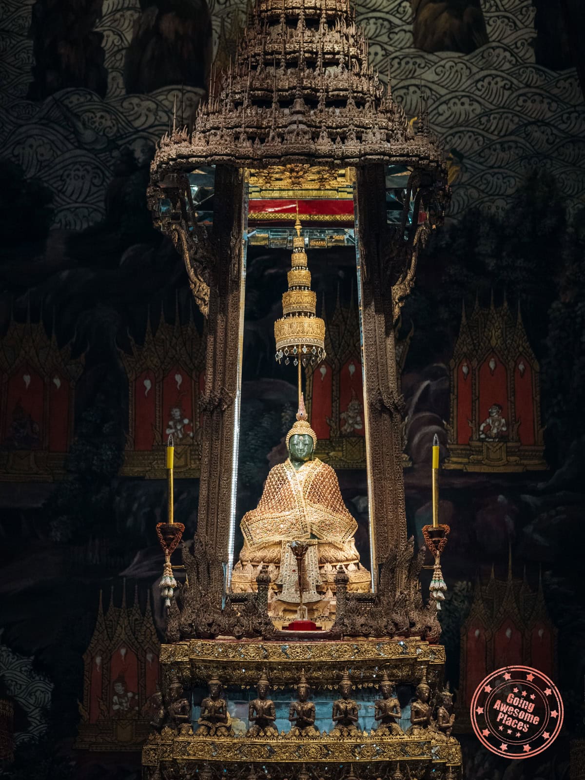 wat phra kaew emerald buddha upclose