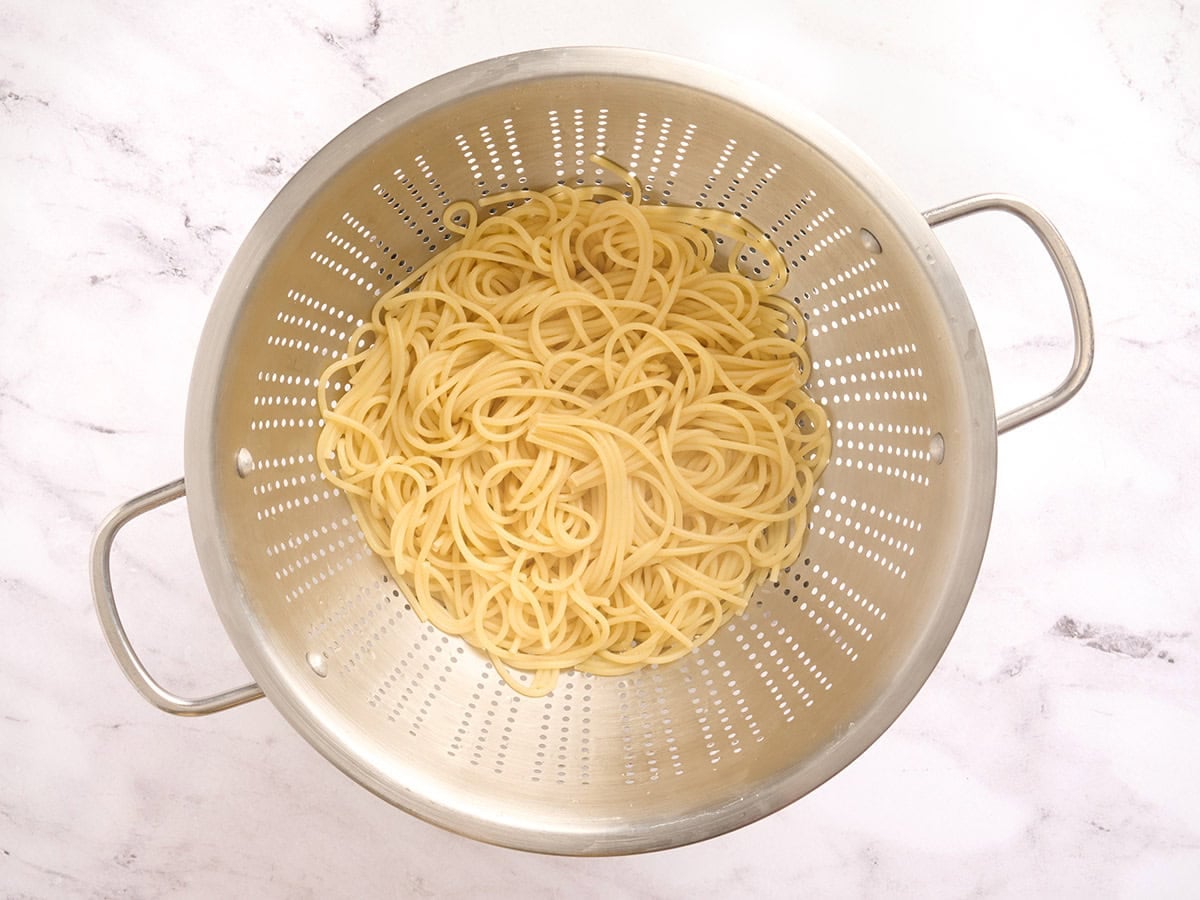 Spaghetti in a colander.